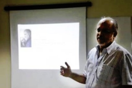 MC dá aula com tela iluminada atrás curso.jpg