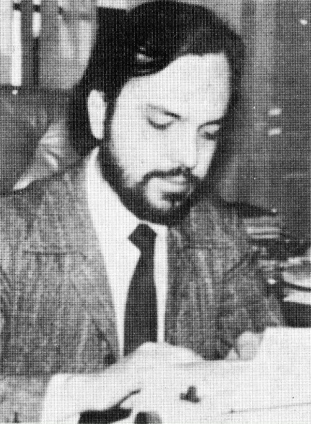 MC jornalista trabalhando década 1980 de paletó inverno.png