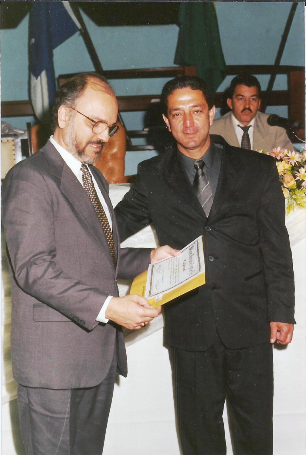 MC recebe diploma Fiote 1999.jpg